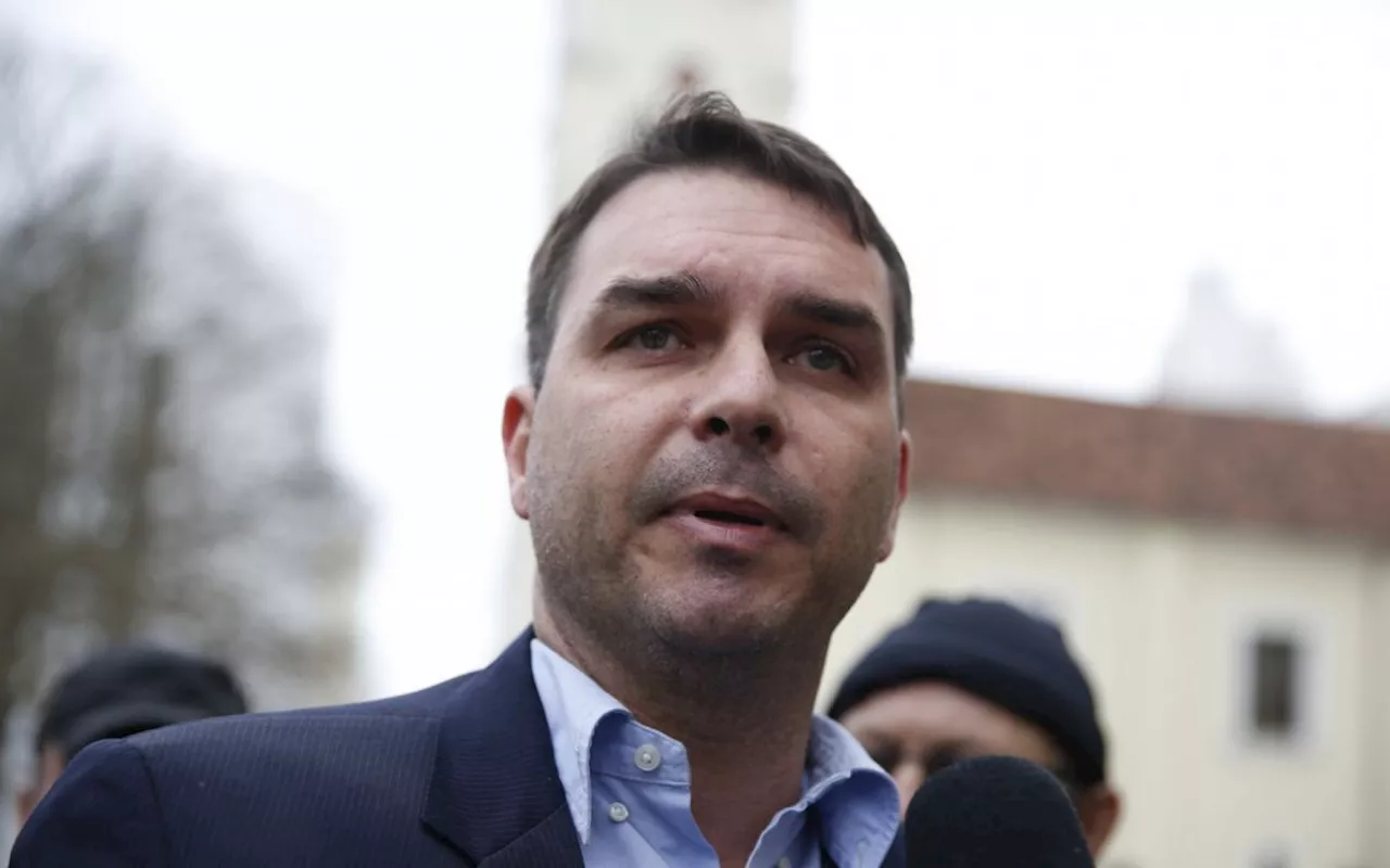 Juíza manda Flávio Bolsonaro retirar do ar vídeo do pai dizendo que Boulos defende traficantes