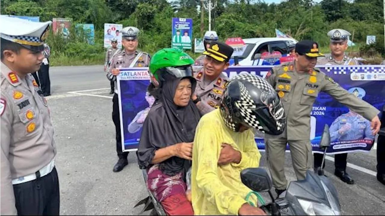 Gelar Operasi Zebra, Polres Rohul Bagikan Helm Gratis dan Himbauan Pilkada Damai