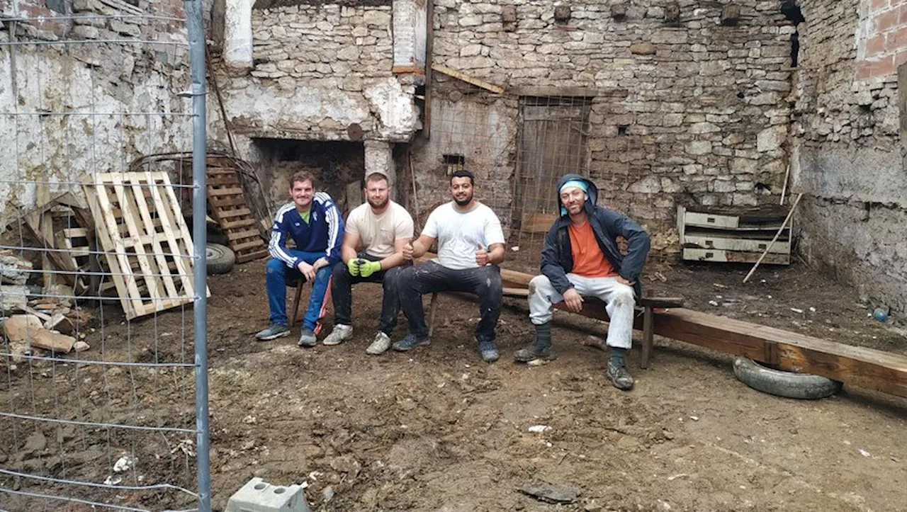 Les jeunes artisans d’un village du Quercy se mobilisent pour démolir une bâtisse dangereuse