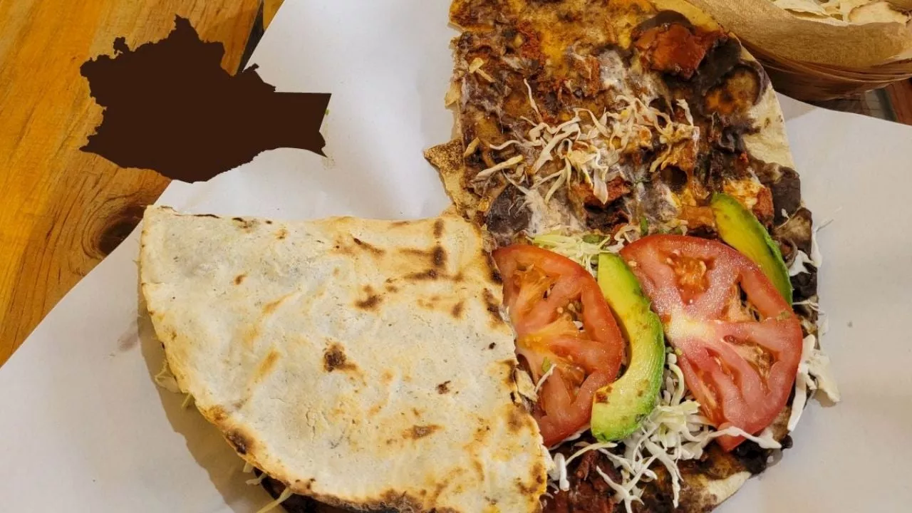 De esta forma puedes preparar una original y oaxaqueña tlayuda al estilo mexicano