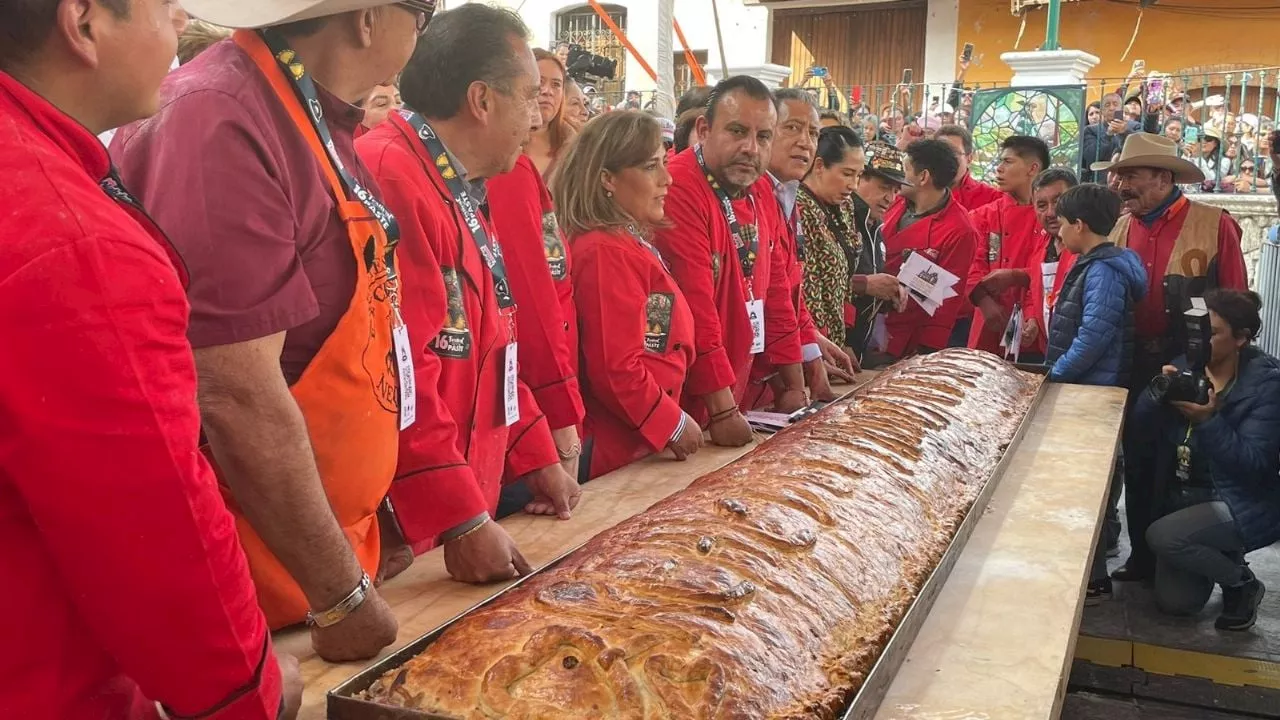 Hornean en Real del Monte el paste más grande del mundo y lo presumen en procesión