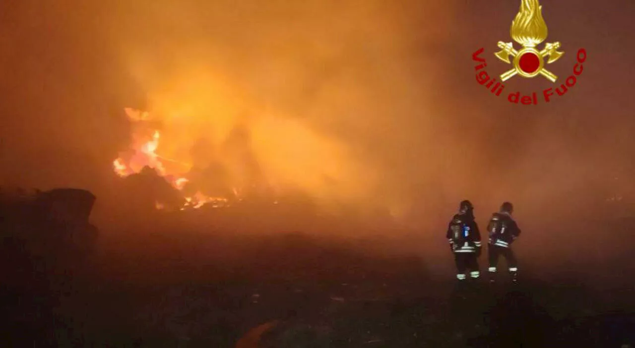 Maxi incendio in periferia a Catania, fiamme vicine al cimitero. In azione anche l'elicottero