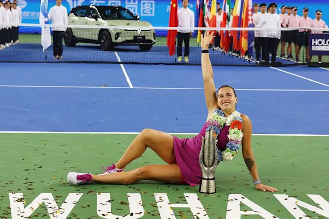 Victorieuse à Wuhan, Aryna Sabalenka fond sur Iga Swiatek et sur le trône de la WTA