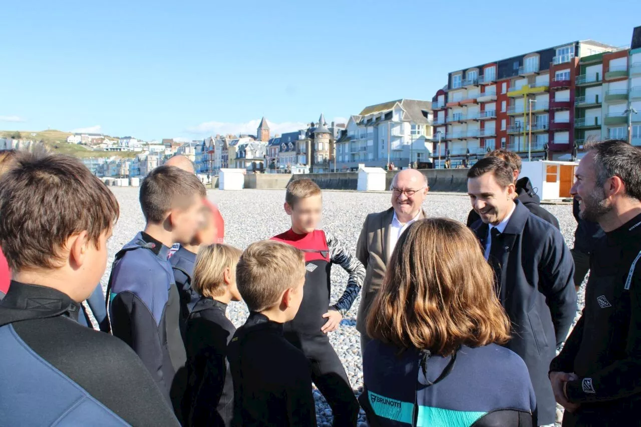 Le recteur d'académie vient rendre visite aux collégiens surfeurs à Mers-les-Bains.