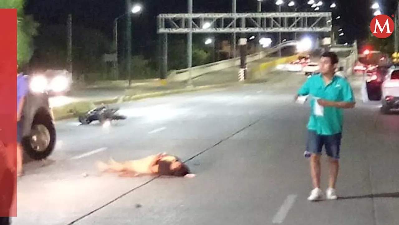 Vehículo impacta a moto en avenida Tamaulipas y se fuga; tres personas resultaron lesionadas de gravedad