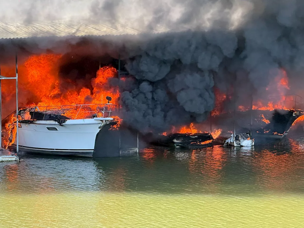 10 boats burned, 1 person injured in large fire at Grapevine Lake marina