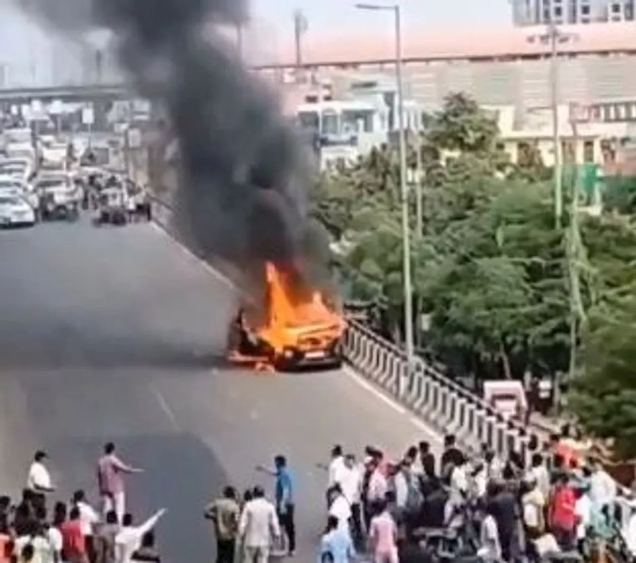 Video: जयपुर में जलती हुई कार में आई आत्मा! खुद चलकर पहुंची फायर ब्रिगेड तक, लोग बोले- भूत...