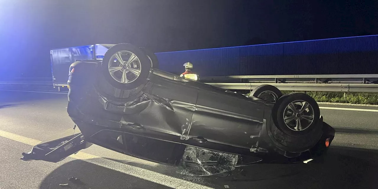 Folgenschwerer Unfall auf A 3 bei Altdorf - Auto bleibt auf Dach liegen