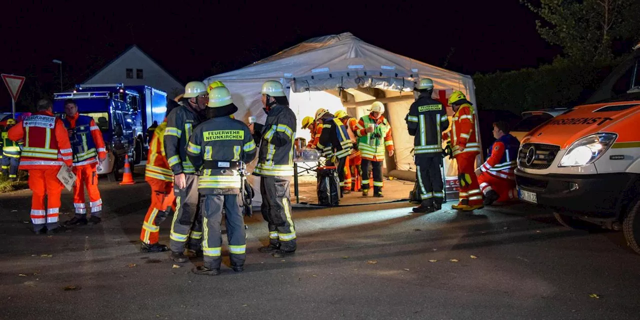 Gro&szlig;einsatz der Feuerwehr in Recyclingbetrieb in Mantel