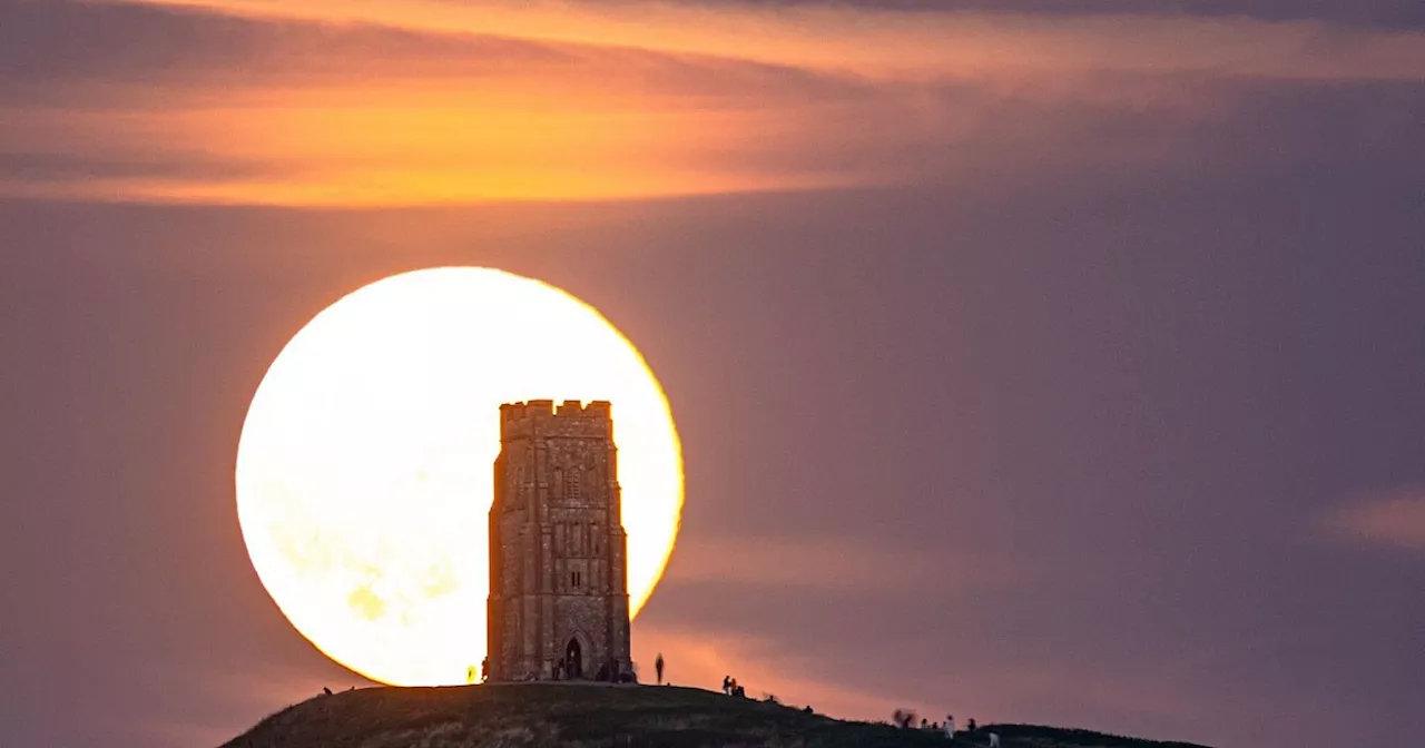 Supermond und Komet am Abendhimmel