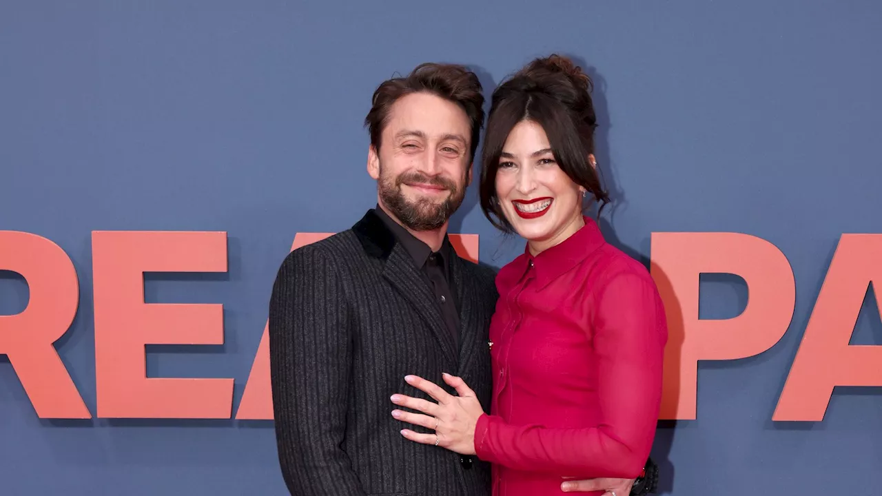 So süß turteln Kieran Culkin und Jazz Charton auf Red Carpet