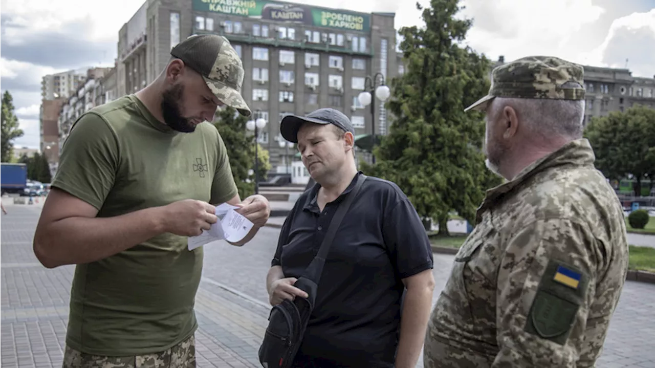 «В сельской местности давно выкосили мужчин»: эксперты объяснили массовые рейды военкоматов в Киеве провалом мобилизации