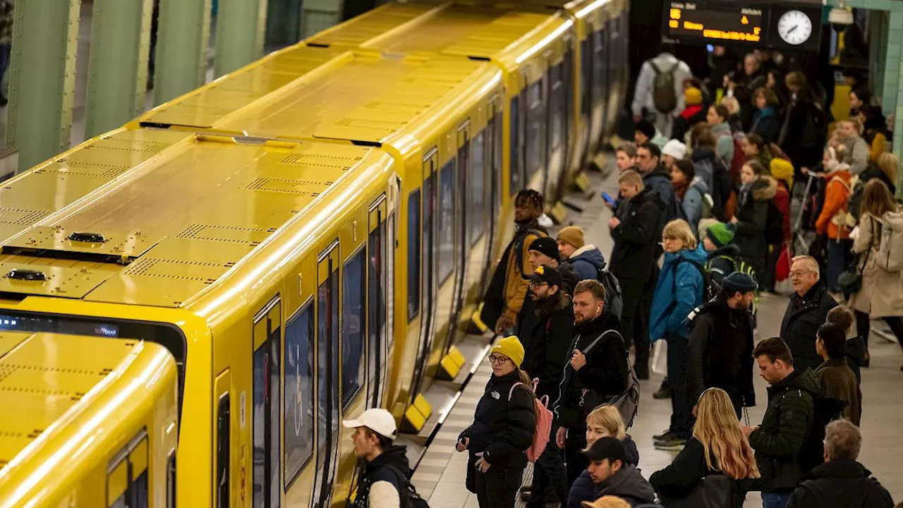 Mann wird in Berlin von U-Bahn mitgerissen