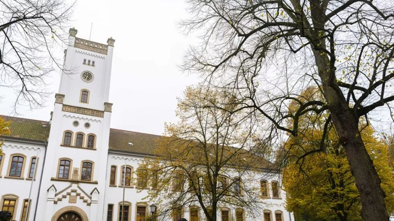 Landgericht Aurich: Prozess um erstochene Frau - Angeklagter bestreitet Tat