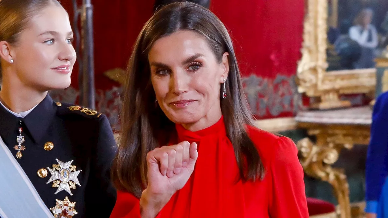 Letizia di Spagna regala lezioni di stile in rosso (con sorpresa)