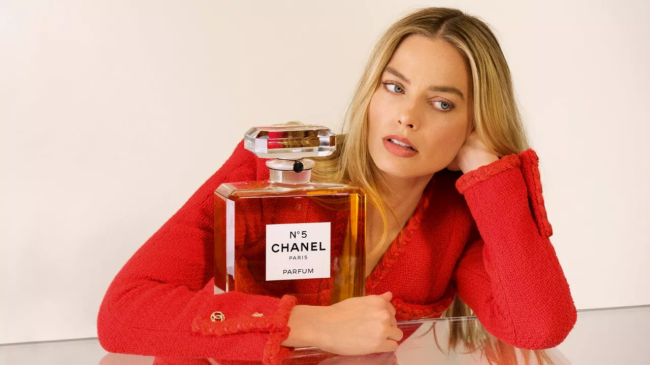 Margot Robbie è la nuova testimonial di Chanel n°5, in esclusiva vi proponiamo il video di backstage della campagna diretta da Luca Guadagnino