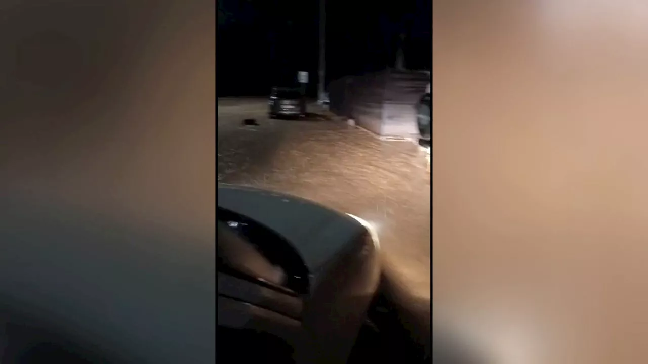 Rescatan a vecinos atrapados por las inundaciones en Villamartín: 'Estaban en los techos de los vehículos