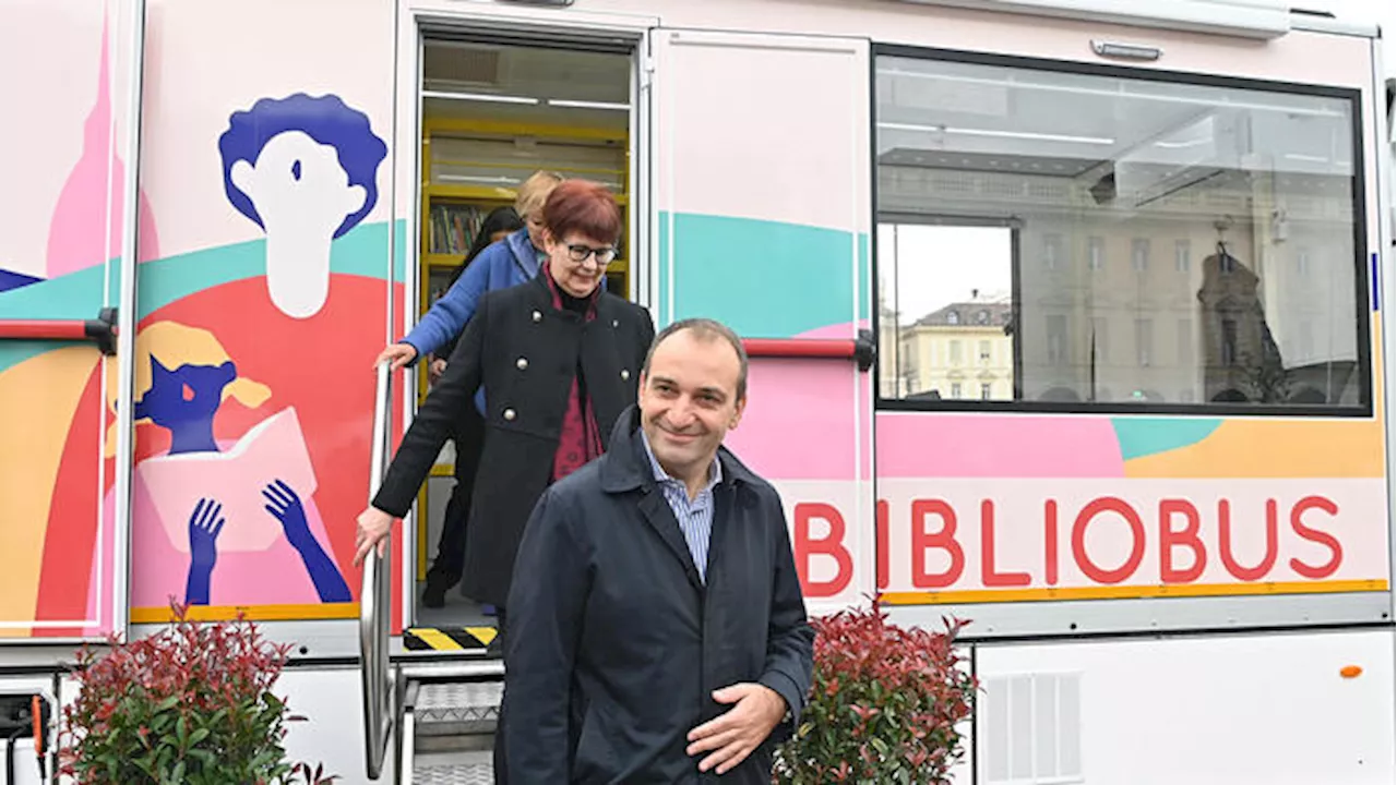 Portici di Carta, inaugurato il secondo bibliobus di Torino