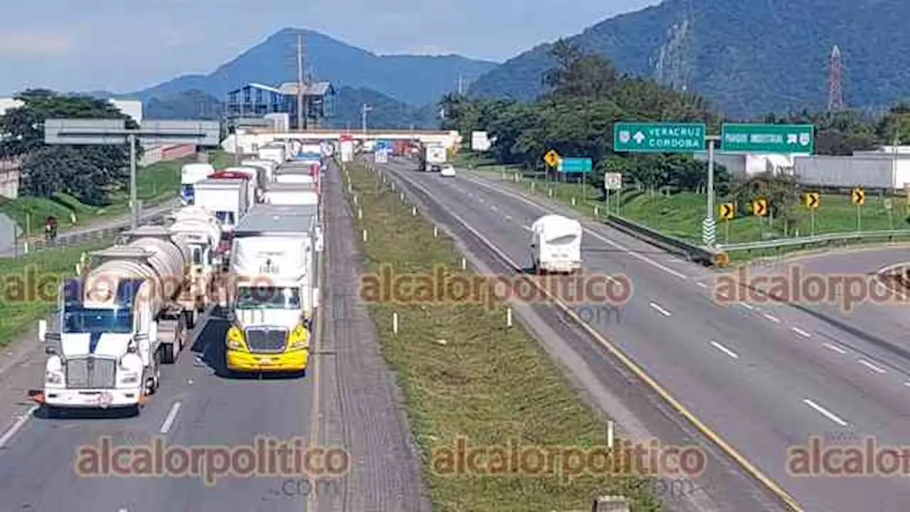 Reclamos por obra en Huiloapan provocan bloqueo en autopista Orizaba-Mendoza