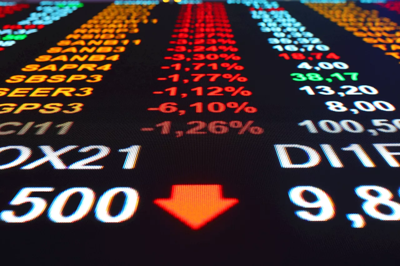 Ibovespa recua 0,06% aos 131.005 pontos; dólar sobe 0,81%