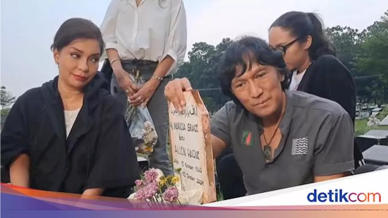 Ikang Fawzi Nyekar ke Makam Marissa Haque Tepat di Hari Ulang Tahun