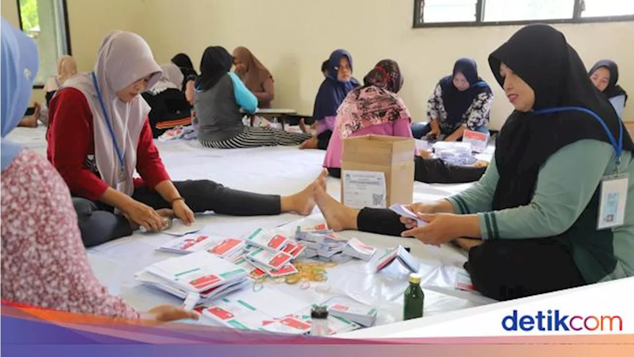 Puluhan Orang Sortir-Lipat 123 Ribu Surat Suara di KPU Kota Blitar