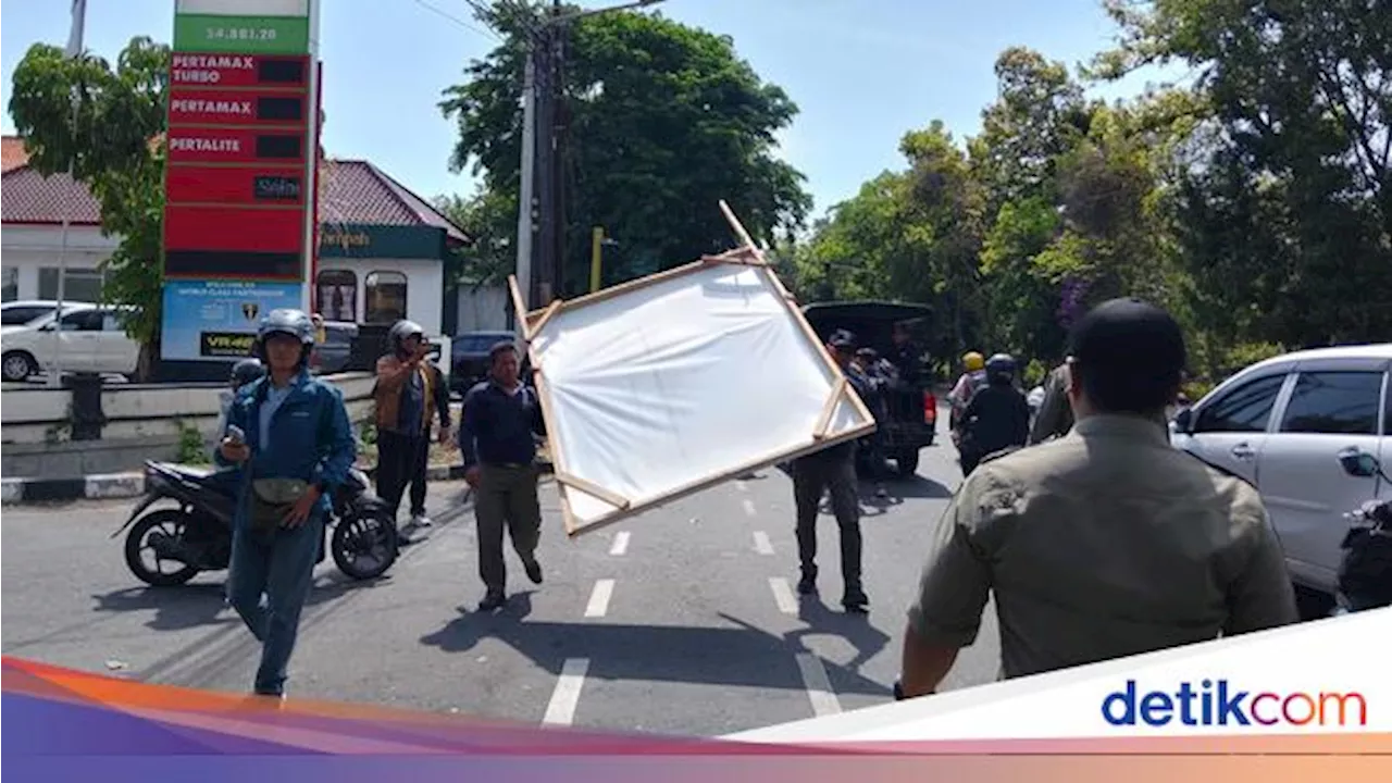 Satpol PP Copot 52 Baliho Kontestan Pilkada Serentak di Denpasar