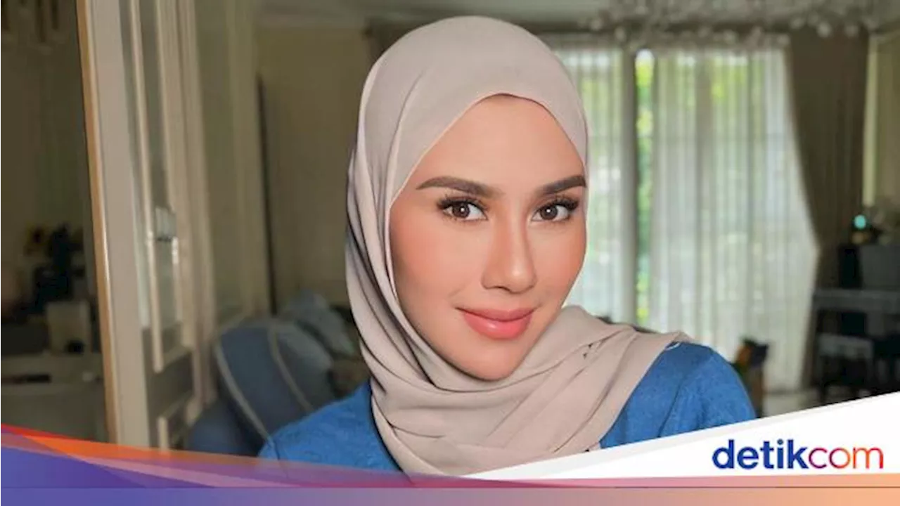 Syahnaz Sadiqah Merasa Sayang Buka Hijab Sepulang Haji