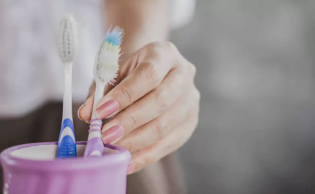 ¿Es mejor cepillarse los dientes antes o después de desayunar? Esto dice una odontóloga