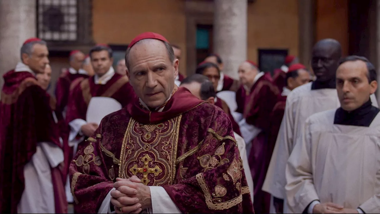 Im neuen Thriller Conclave muss Voldemort-Darsteller Ralph Fiennes einen neuen Papst wählen