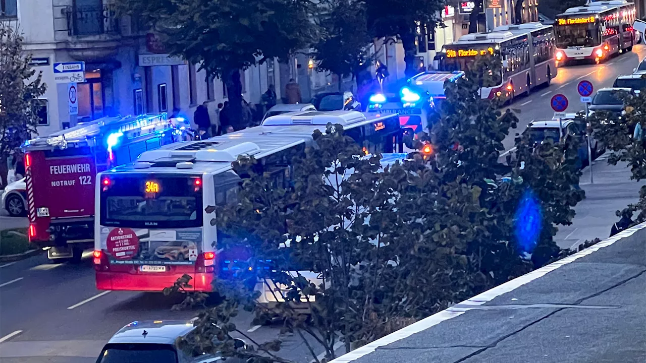 Schwerer Verkehrsunfall in Wien-Floridsdorf: Mopedfahrer schwer verletzt