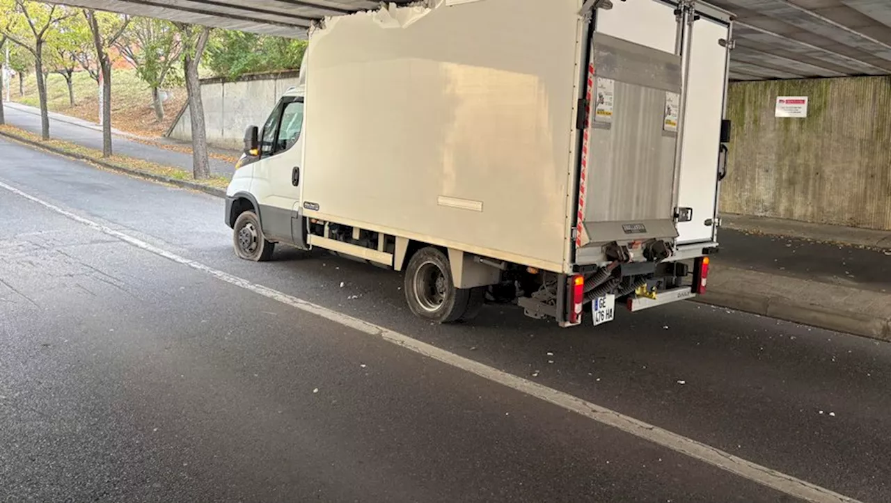 Aux Herbettes, à Toulouse, encore un camion coincé sous le pont !