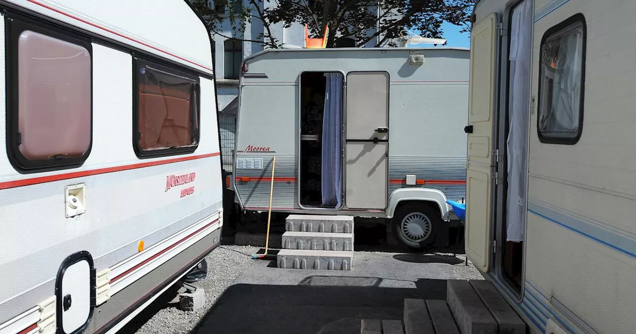 Excréments en plein air, pagaille dans les rayons... 200 caravanes squattent le parking d’un centre commercial en Gironde