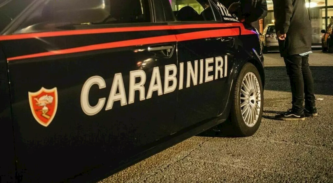 Ragazza picchiata dal fidanzato in strada, 20enne interviene per aiutarla ma viene accoltellato dal papà dell'