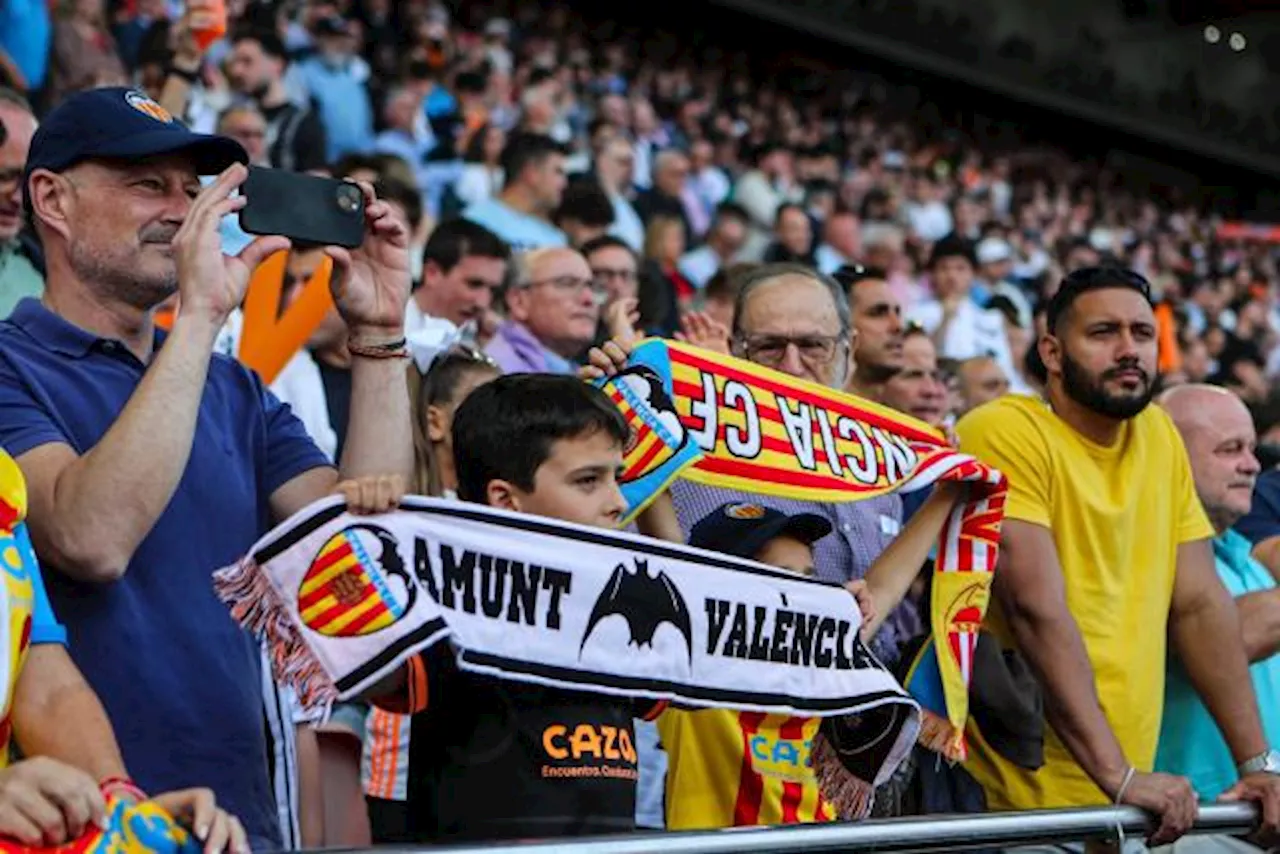 Deux supporters du Valence CF quittent Singapour avec un « sévère avertissement » après avoir critiqué le p...