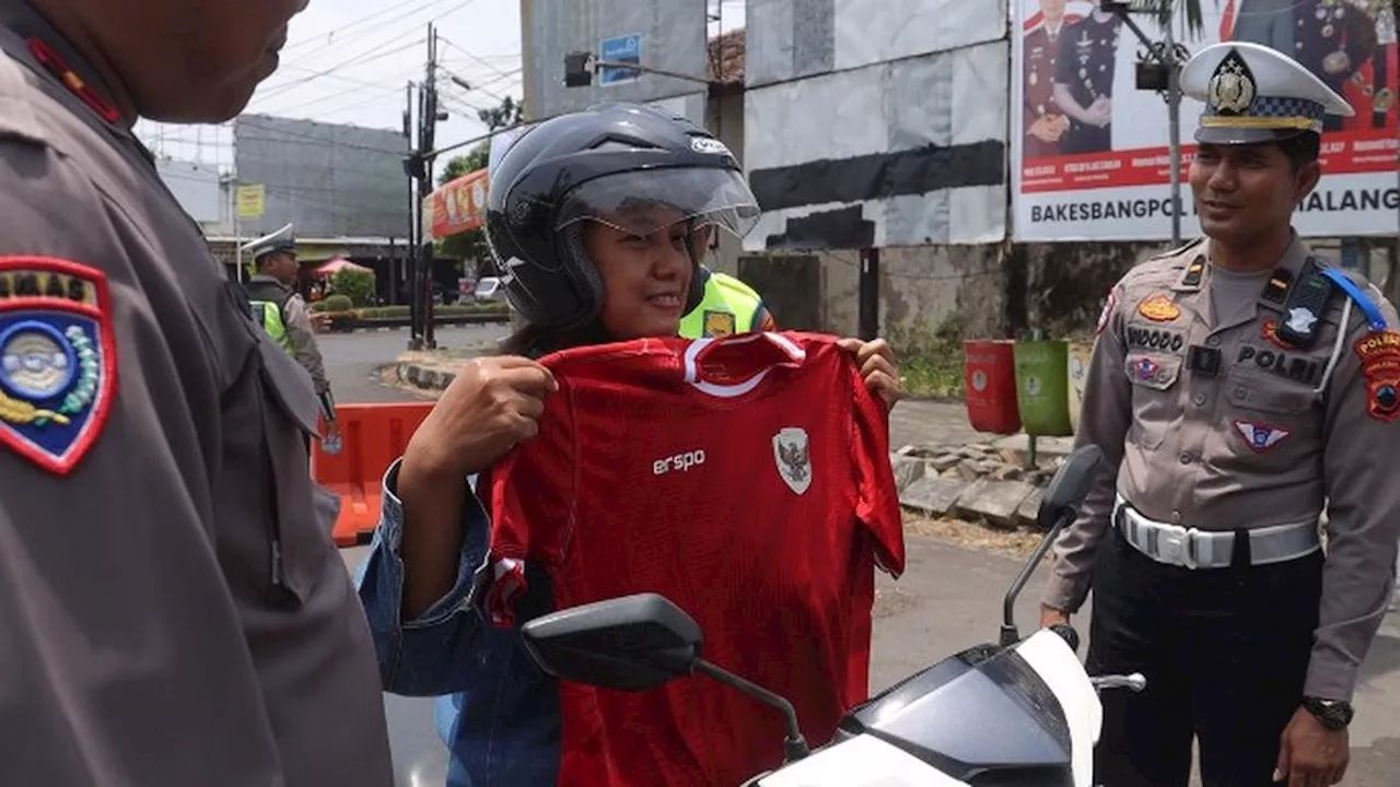 Polres Pemalang Bagi-Bagi Jersey Timnas, Cara Unik Edukasi Aturan Lintas