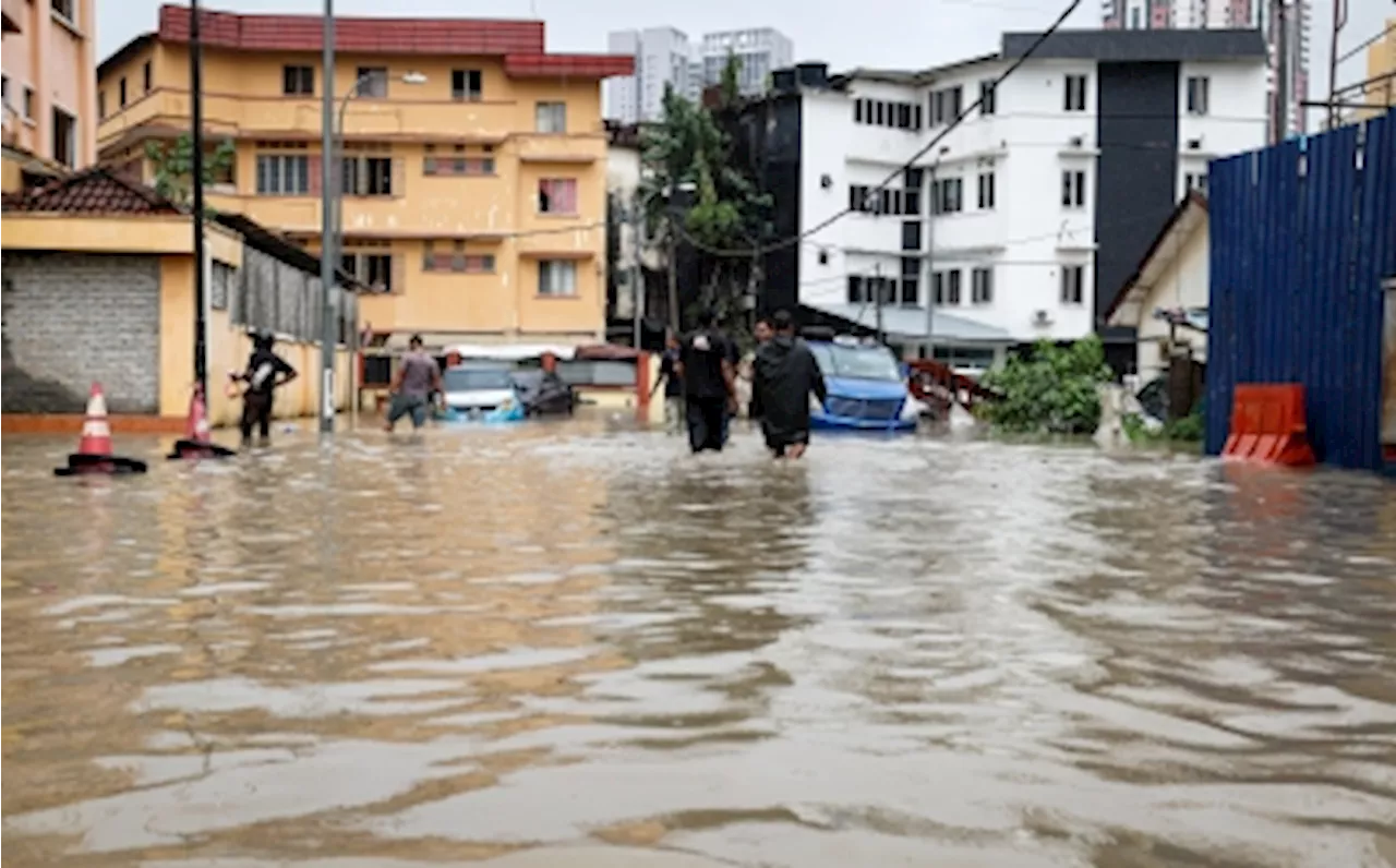 Deluge not over yet: MetMalaysia extends thunderstorm warning to 10 states and KL until 5pm today