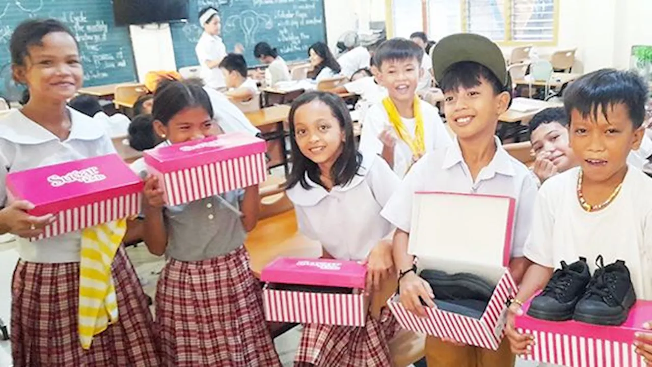 120 elementary pupils in Legazpi City receive new shoes from popular mall