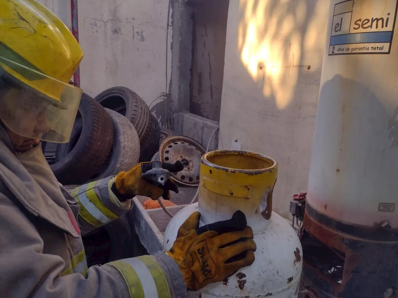 Flamazo en tanque de gas alarma a familia en Torreón