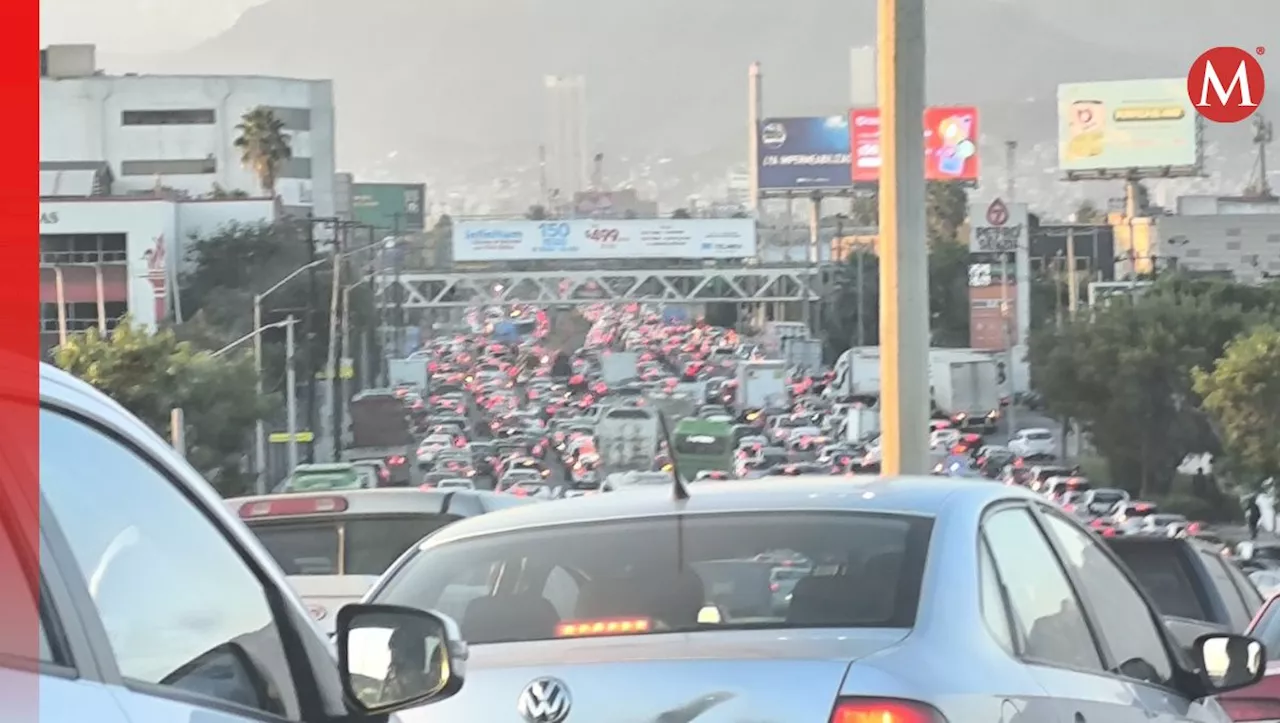 Tren detenido colapsa vialidad en avenida Barragán en San Nicolás, NL