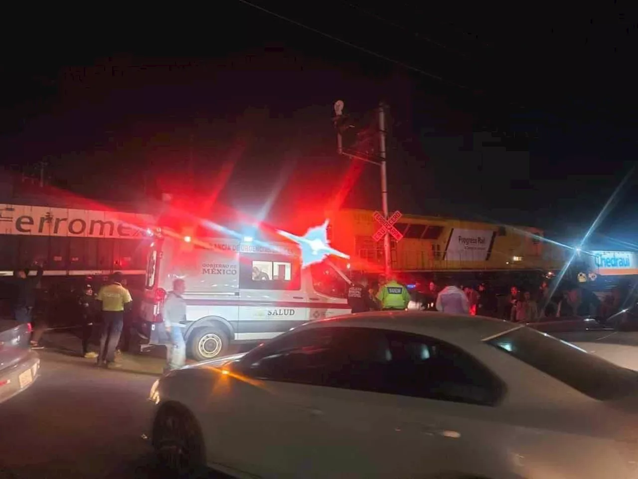 Tren embiste a combi en Ecatepec, Edomex; no hay personas heridas