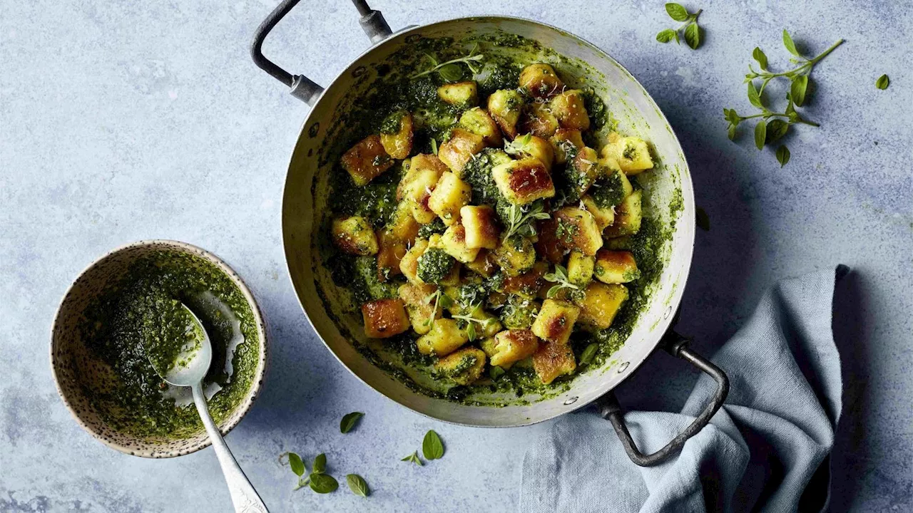 Goldige Knusper-Gnocchi in Rucola-Kürbiskern-Pesto