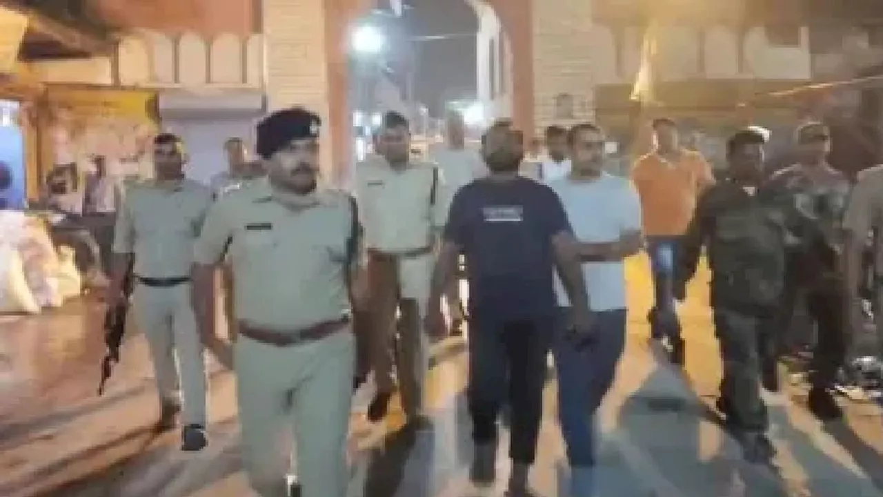 मूर्ति विसर्जन के दौरान नेता जी ने पुलिसकर्मी को जड़ा थप्पड़, 24 घंटे में उतर गई हेकड़ी