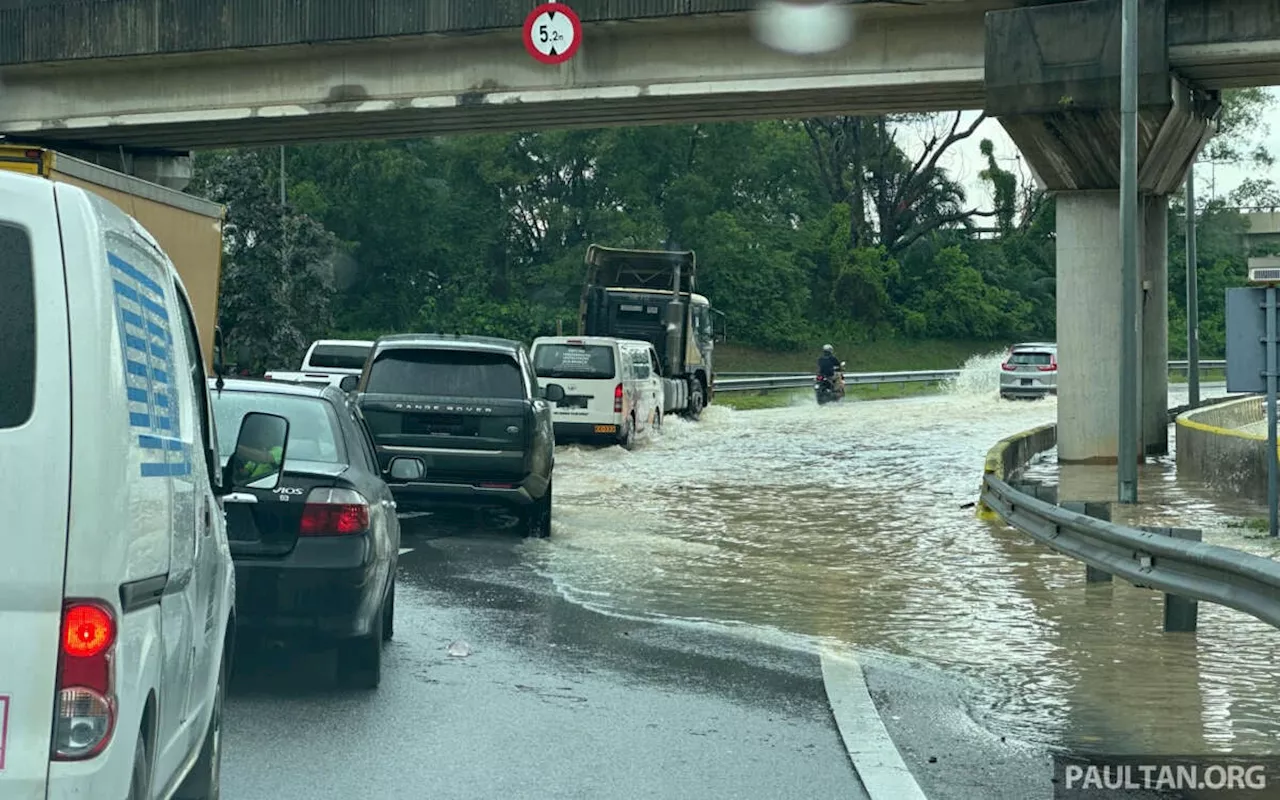 Flash flood in KL, Jalan Parlimen, Universiti Malaya; landslide in Taman Melawati, Smart tunnel closed