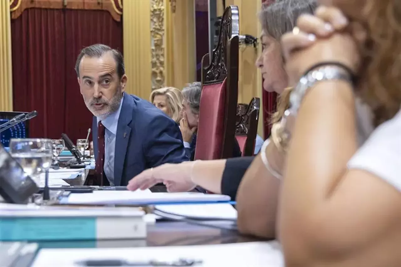 Le Senne expulsa del Parlament balear a dos diputadas por mostrar fotos de víctimas republicanas