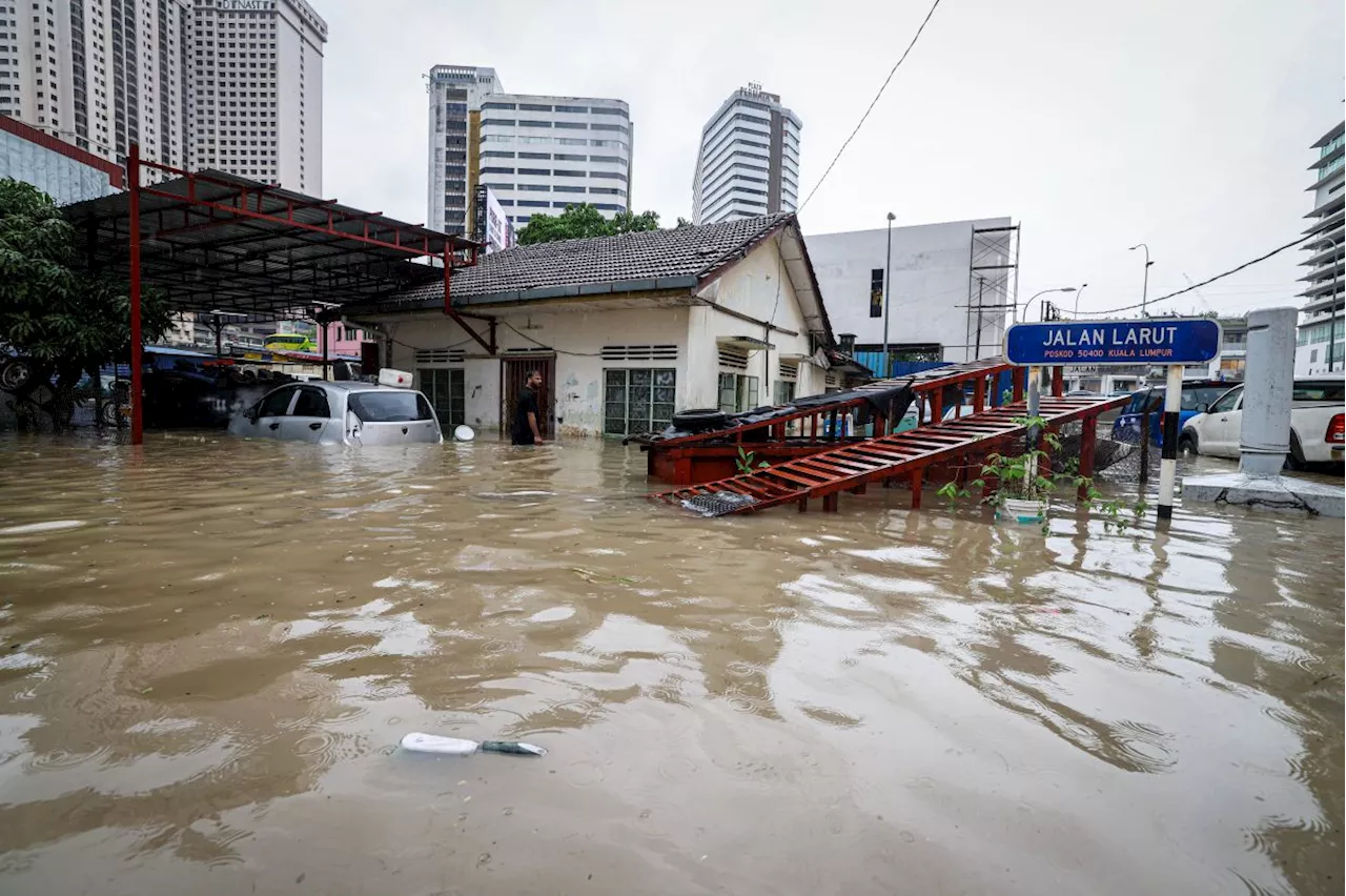 Floods strike Kuala Lumpur following heavy rainfall (Video Inside)