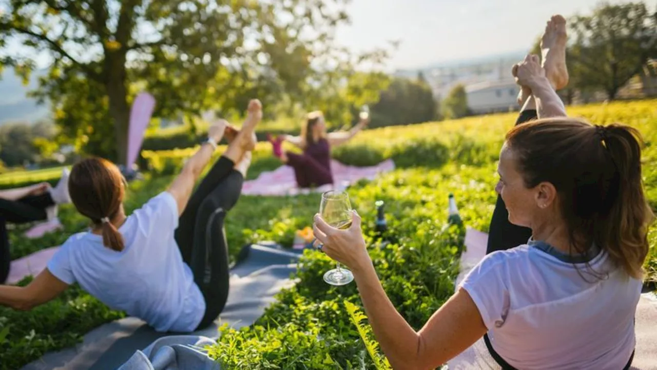 Entspannen im Weinberg: Wein und Sekt beim Yoga-Kurs