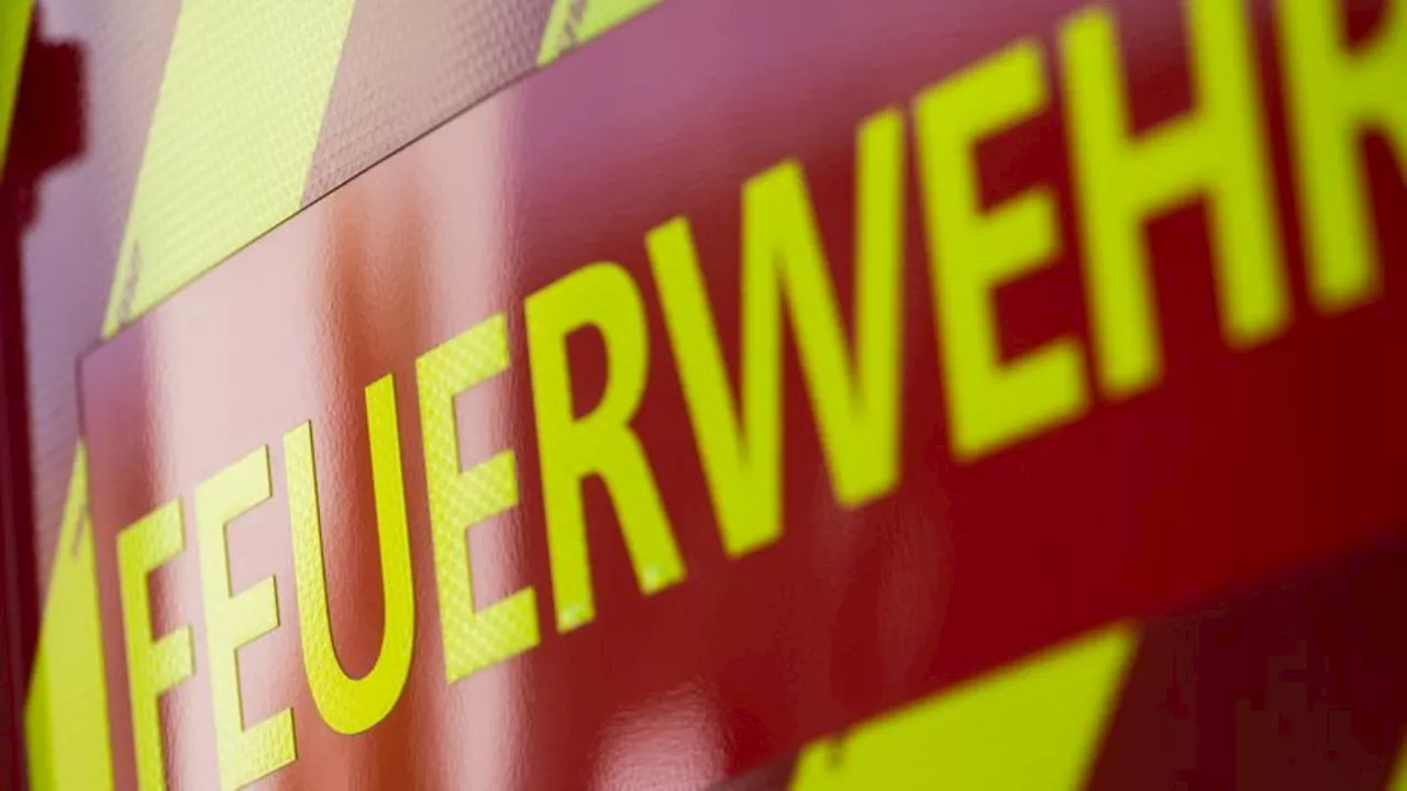 Feuerwehr: Lagerhalle in Kronberg im Taunus brennt