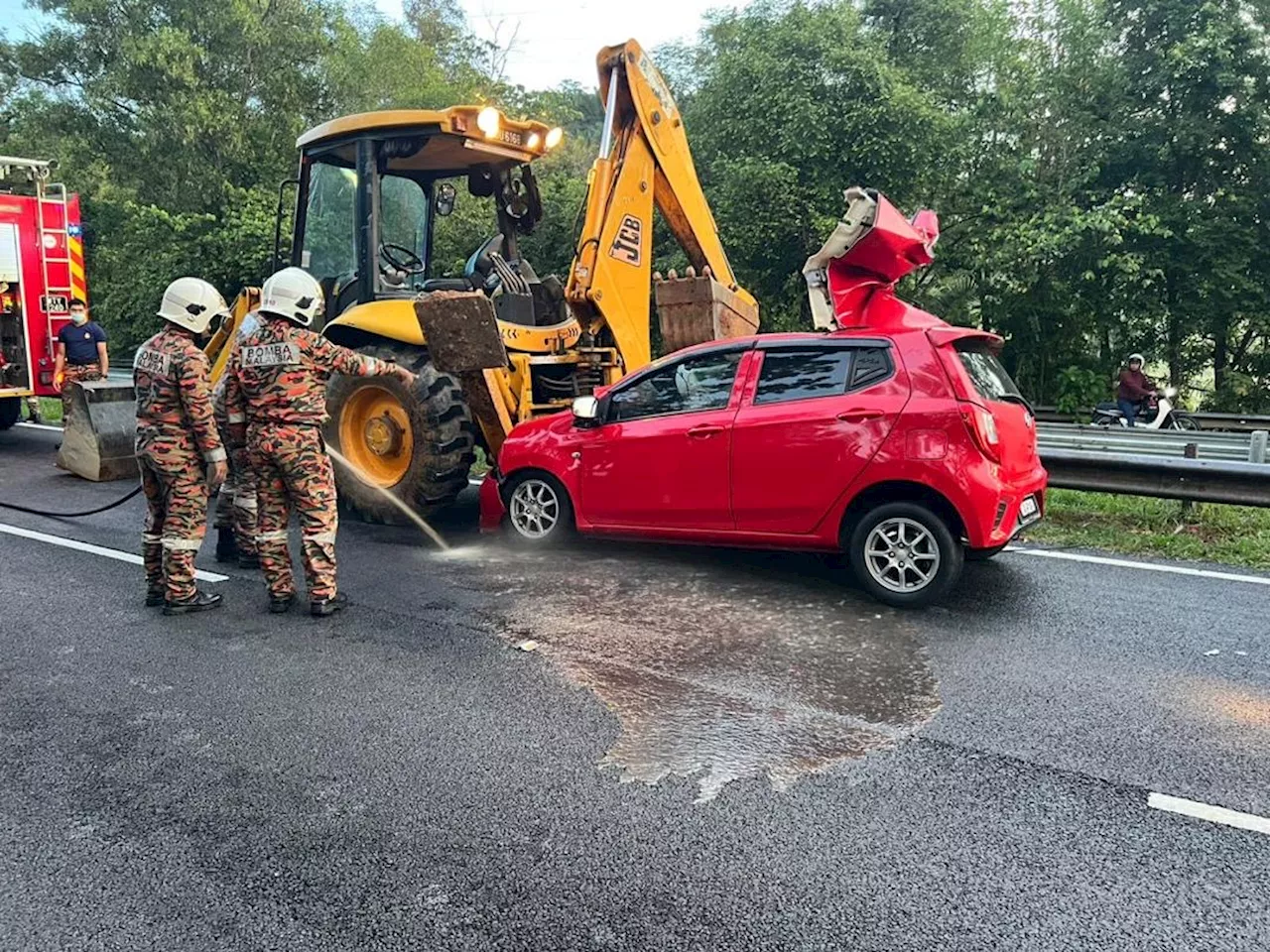 Tukang masak maut kereta rempuh jentolak