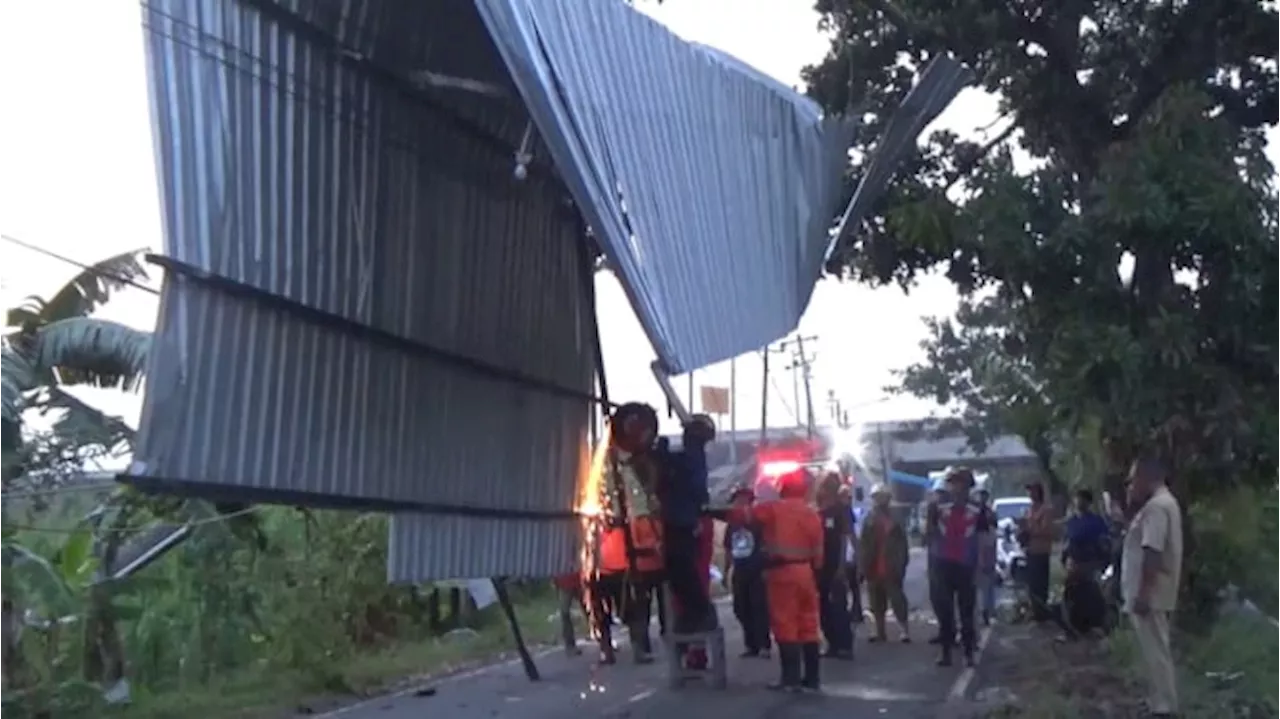 Hujan dan Angin Kencang Terjang Klaten, Pohon Tumbang dan Atap Rumah Terbang